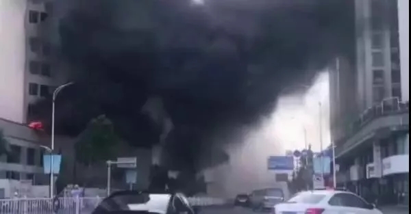 廣東汕頭一在建樓盤突發(fā)火災(zāi)，現(xiàn)場(chǎng)濃煙滾滾，相當(dāng)驚險(xiǎn)！